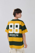 Camiseta amarilla manga corta a rayas con arte college

