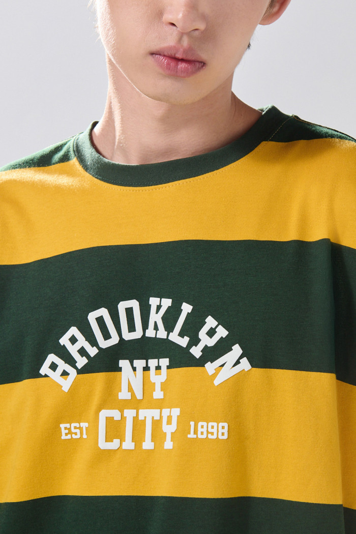 Camiseta amarilla manga corta a rayas con arte college
