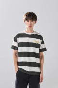 Camiseta crema manga corta a rayas con arte college
