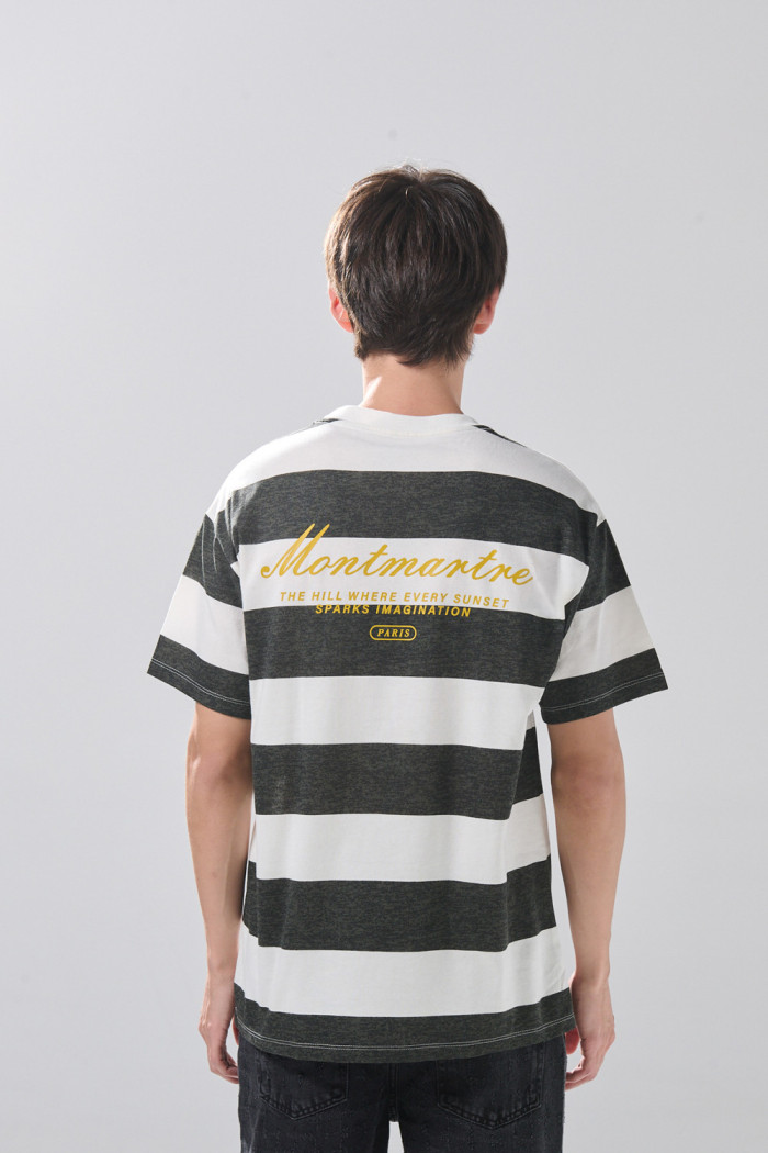Camiseta crema manga corta a rayas con arte college

