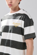 Camiseta crema manga corta a rayas con arte college
