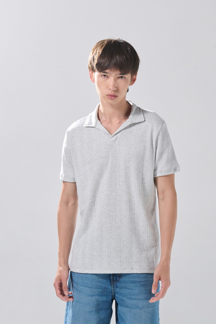 Camiseta unicolor tipo polo con texturas y abertura en V
