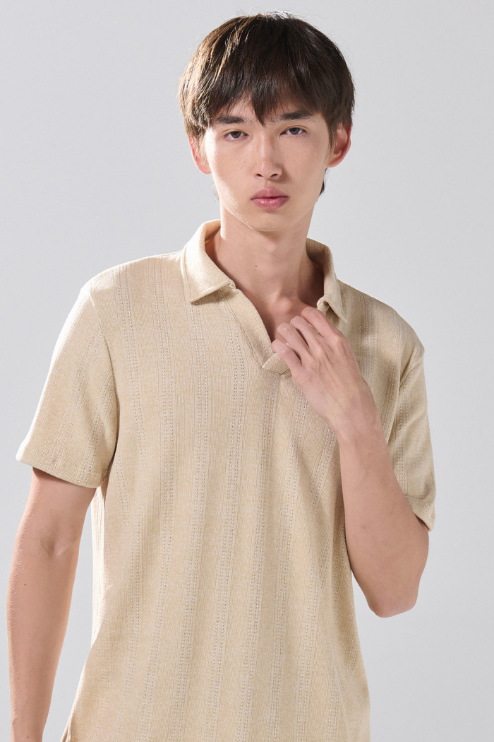 Camiseta unicolor tipo polo con texturas de Boho Club
