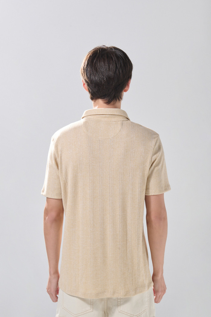 Camiseta unicolor tipo polo con texturas de Boho Club
