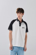 Camiseta crema con arte college, cuello polo y manga ranglan
