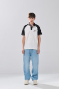 Camiseta crema con arte college, cuello polo y manga ranglan
