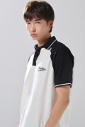 Camiseta crema con arte college, cuello polo y manga ranglan
