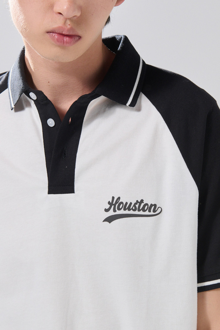 Camiseta crema con arte college, cuello polo y manga ranglan
