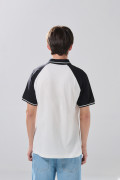 Camiseta crema con arte college, cuello polo y manga ranglan
