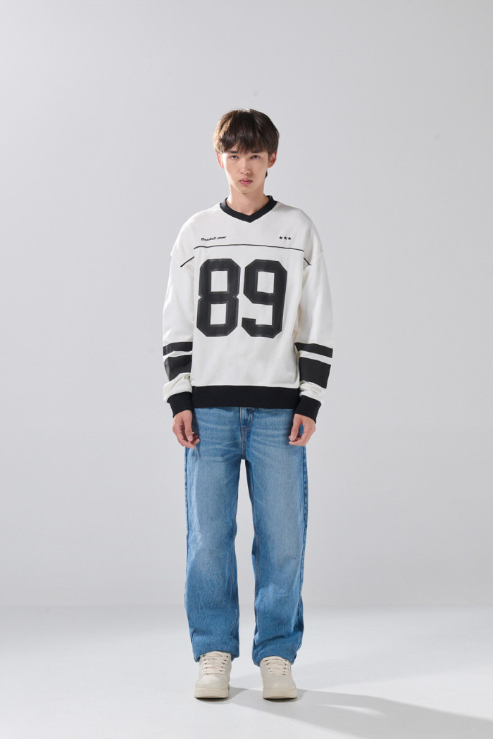 Buzo crema claro oversize con arte college y cuello V
