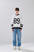 Buzo crema claro oversize con arte college y cuello V
