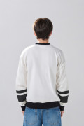 Buzo crema claro oversize con arte college y cuello V
