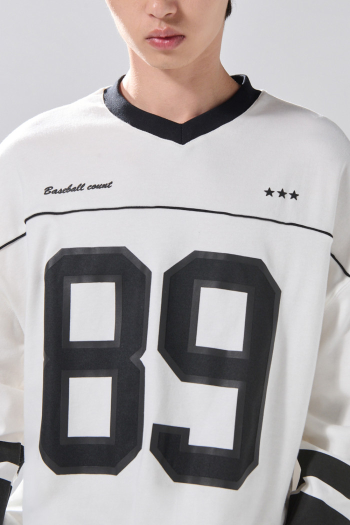 Buzo crema claro oversize con arte college y cuello V
