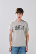 Camiseta cuello redondo gris con arte college delantero
