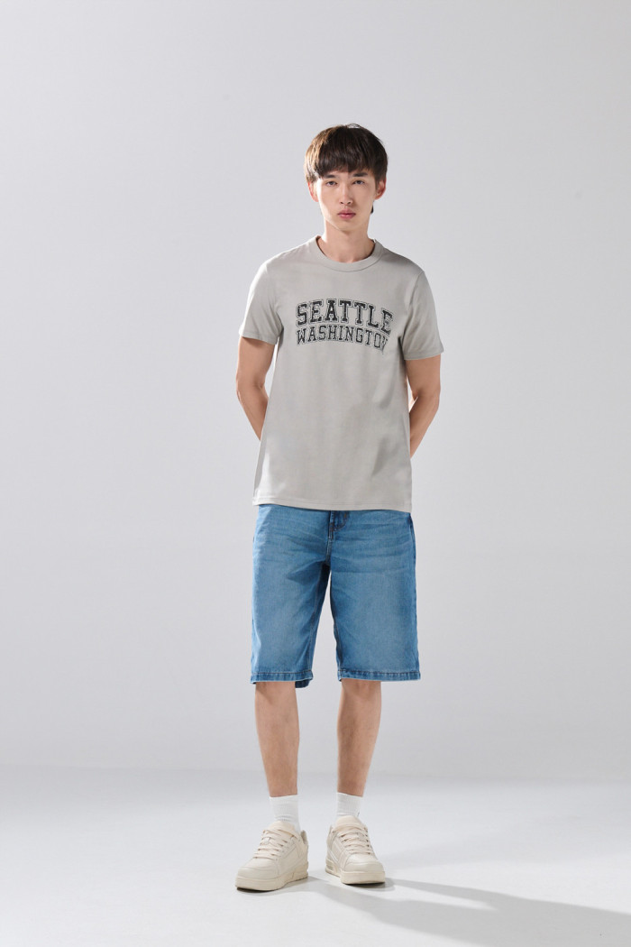 Camiseta cuello redondo gris con arte college delantero
