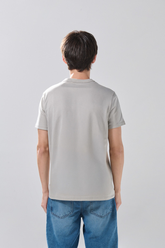 Camiseta cuello redondo gris con arte college delantero
