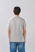 Camiseta cuello redondo gris con arte college delantero
