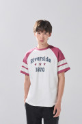 Camiseta crema manga ranglan corta con arte college
