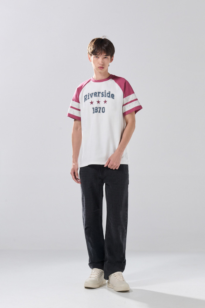 Camiseta crema manga ranglan corta con arte college
