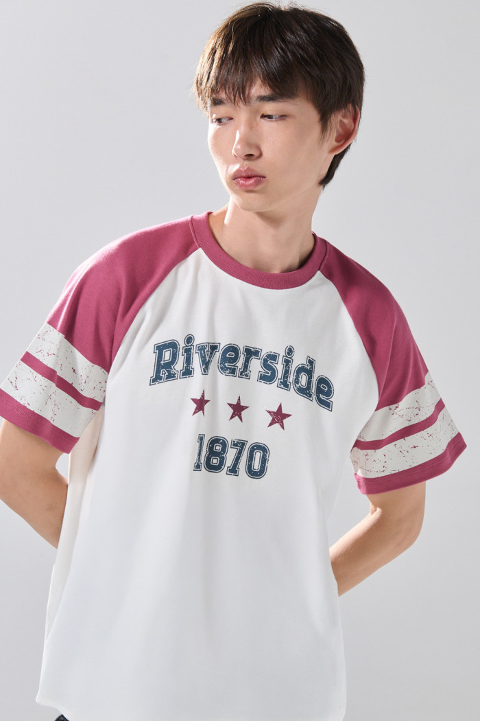 Camiseta crema manga ranglan corta con arte college
