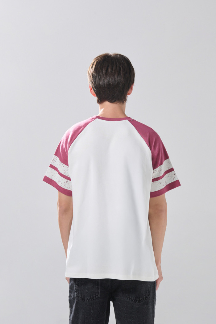 Camiseta crema manga ranglan corta con arte college
