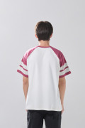 Camiseta crema manga ranglan corta con arte college
