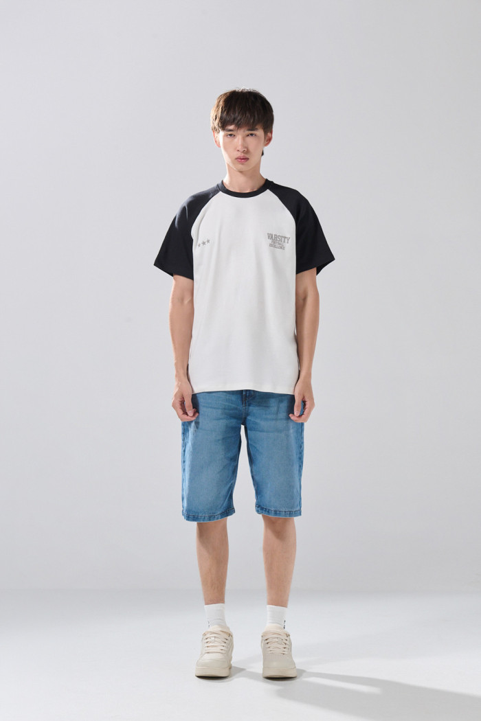 Camiseta crema clara college con manga ranglan corta
