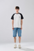 Camiseta crema clara college con manga ranglan corta
