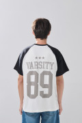 Camiseta crema clara college con manga ranglan corta
