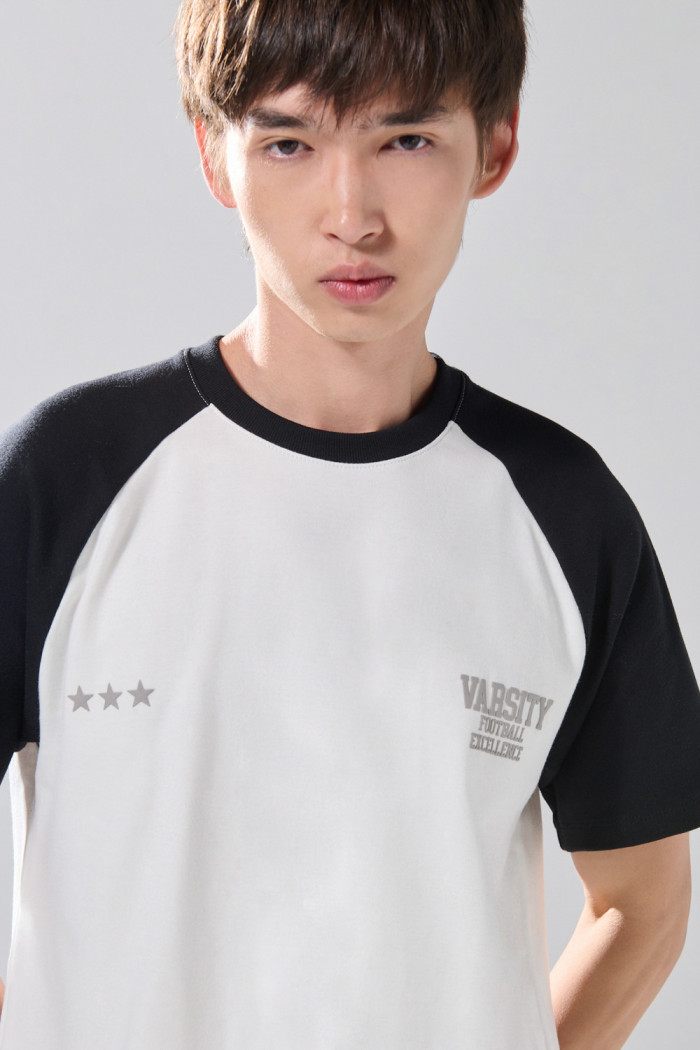 Camiseta crema clara college con manga ranglan corta
