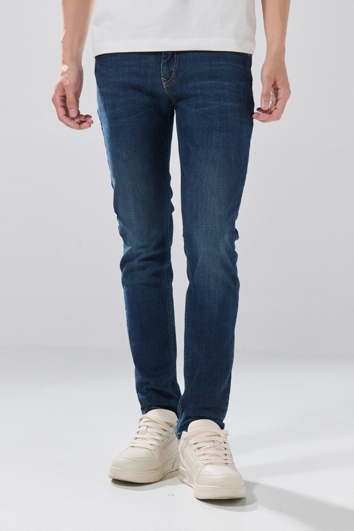 Jean skinny tiro bajo infaltables azul oscuro con bolsillos
