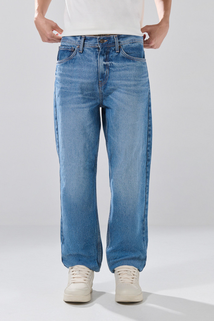 Jean baggy infaltables azul medio con bota ancha y bolsillos
