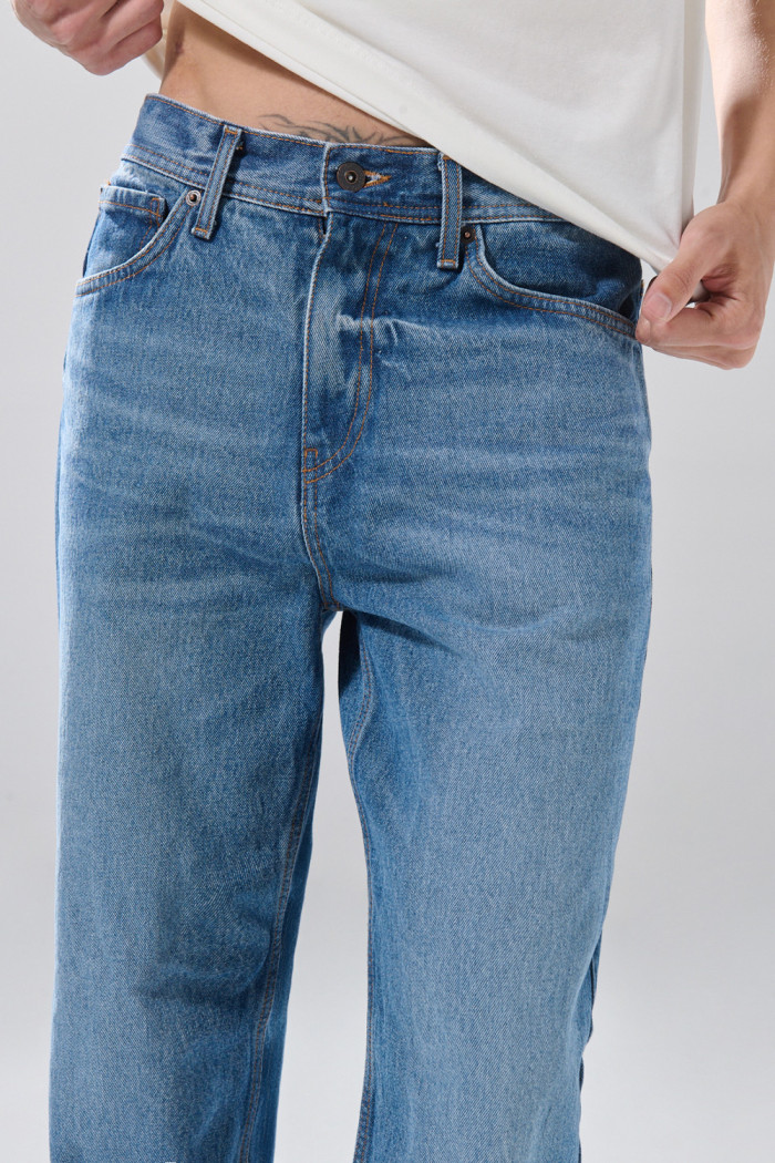 Jean baggy infaltables azul medio con bota ancha y bolsillos
