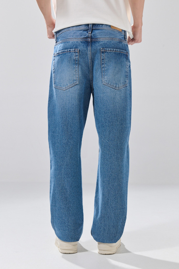 Jean baggy infaltables azul medio con bota ancha y bolsillos
