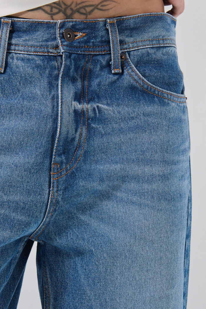 Jean baggy infaltables azul medio con bota ancha y bolsillos
