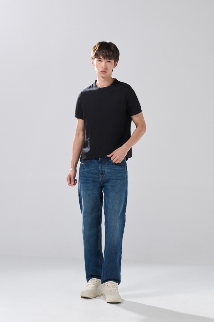 Jean infaltables azul oscuro 90´S con bota recta y tiro bajo
