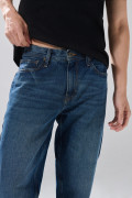 Jean infaltables azul oscuro 90´S con bota recta y tiro bajo
