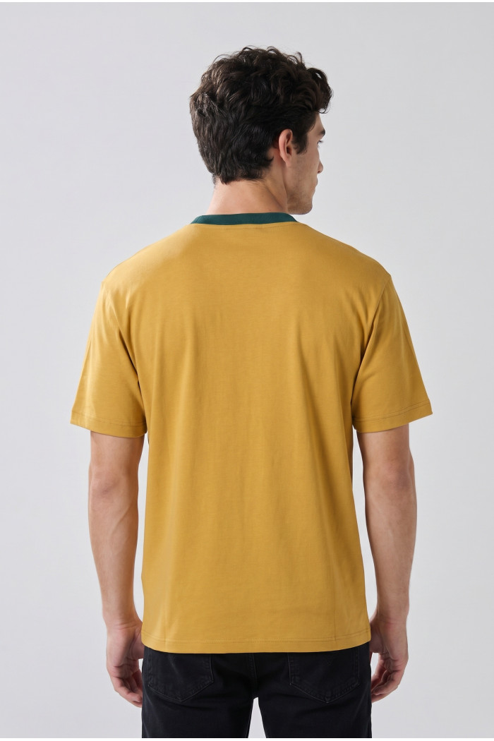 Camiseta amarilla con cuello redondo college de Fan Edition