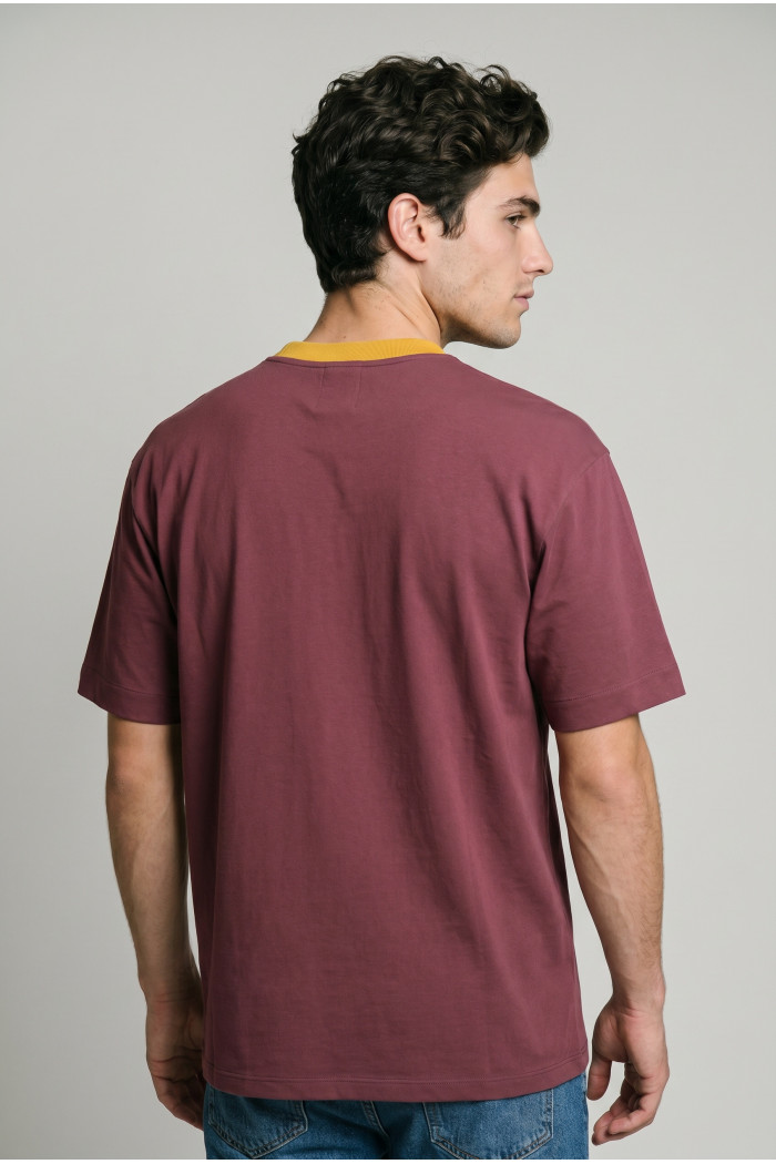 Camiseta rosada college de Fan Edition con cuello redondo