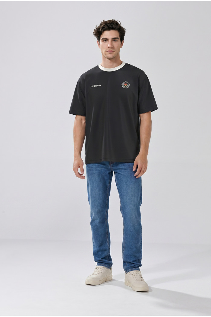 Camiseta college de Fan Edition negra con cuello redondo