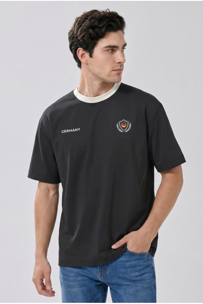 Camiseta college de Fan Edition negra con cuello redondo