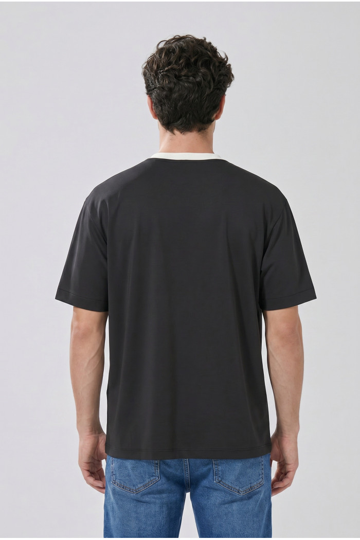 Camiseta college de Fan Edition negra con cuello redondo