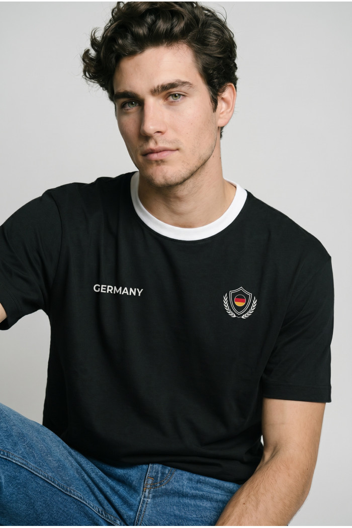 Camiseta college de Fan Edition negra con cuello redondo