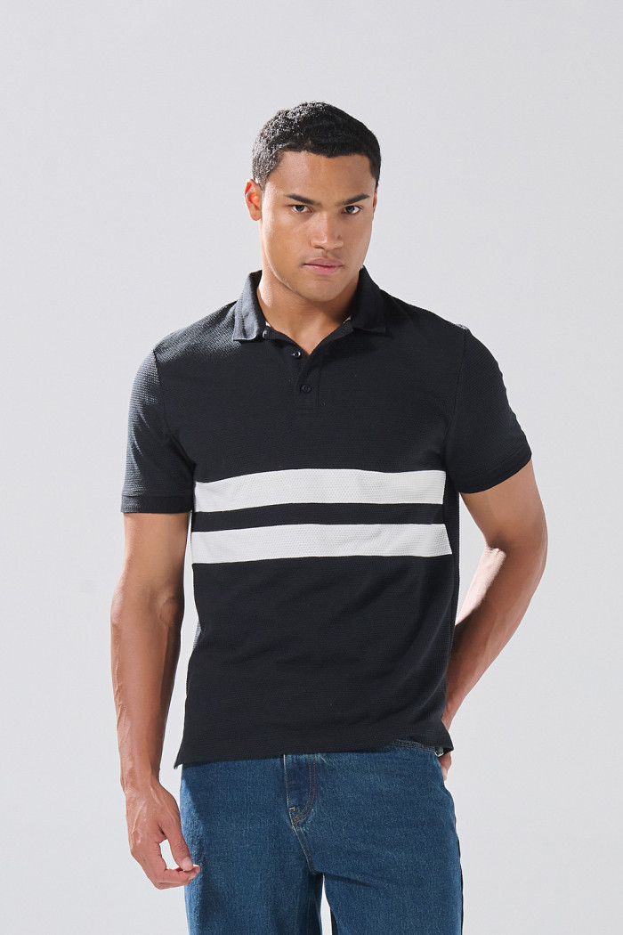 Camiseta polo unicolor con texturas y diseño de franjas
