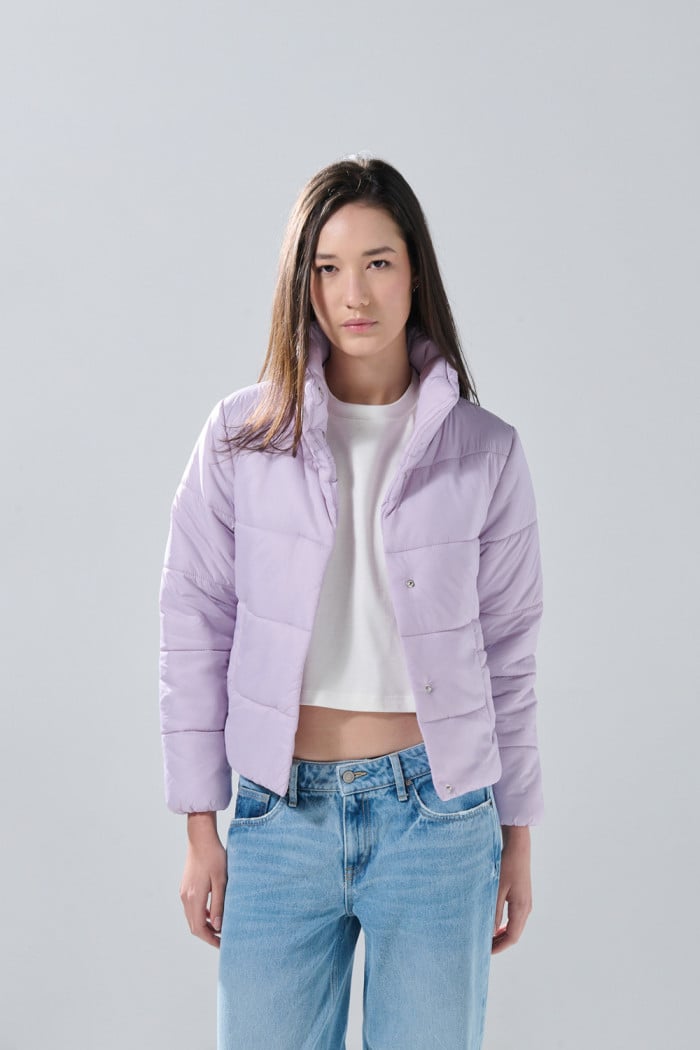 Chaqueta unicolor cuello alto acolchada con broches