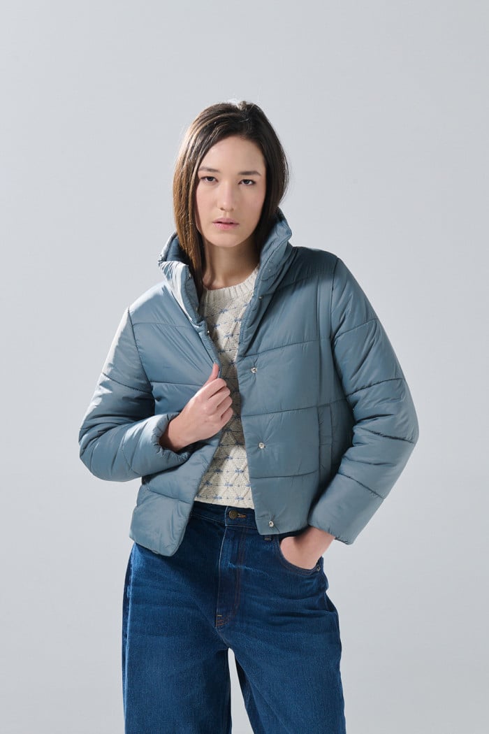 Chaqueta unicolor cuello alto acolchada con broches