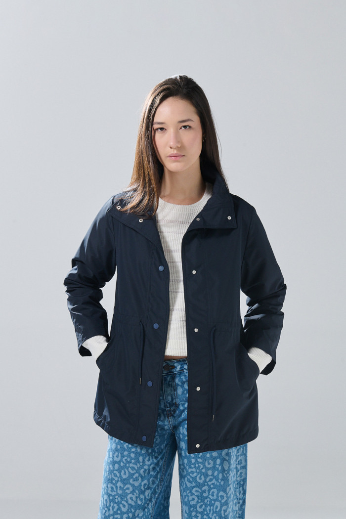 Chaqueta liviana negra con cuello alto y cintura ajustable