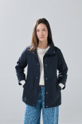 Chaqueta liviana negra con cuello alto y cintura ajustable