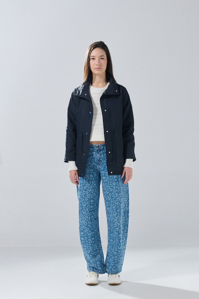 Chaqueta liviana negra con cuello alto y cintura ajustable