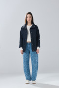 Chaqueta liviana negra con cuello alto y cintura ajustable